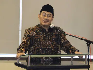 Tokoh Nasional Jimly Assidiqqi, menjadi pembicara dalam seminar Perhimpunan Indonesia Tionghoa (INTI), Prospek Indonesia 2018 di Jakarta, Sabtu (16/12). Seminar membahas berbagai persoalan bangsa antara lain isu sentimen SARA. (Liputan6.com/Iwan)
