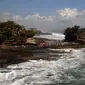 Salah satu bangunan pura yang ada di Tanah Lot, Bali, 31 Agustus 2015. Keindahan kawasan wisata Tanah Lot masih menjadi tujuan wisata yang menarik bagi wisatawan lokal maupun mancanegara yang berkunjung ke Bali. (Liputan6.com/Helmi Fithriansyah)