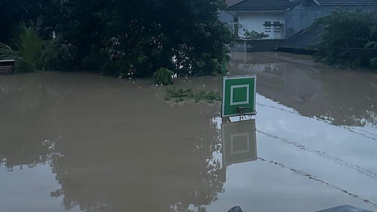 Banjir Rendam Sejumlah Perumahan di Bekasi, Air Setinggi Ring Basket