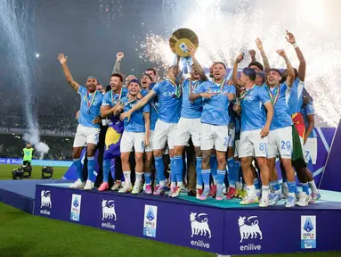 Skuad Napoli melakukan selebrasi setelah menjadi juara Serie A musim 2024/2025 di Stadion Diego Armando Maradona, Sabtu (24/5/2025). Napoli memastikan gelar juara setelah menaklukkan Cagliari dua gol tanpa balas. (AP Photo/Gregorio Borgia)