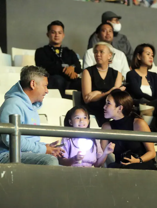 Gading Marten, Gempita, dan Gisella Anastasia di konser Yura Yunita. [Foto: Bambang E. Ros/Fimela]