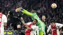 Penyerang Benfica, Darwin Nunez saat mencetak gol ke gawang Ajax pada pertandingan leg kedua babak 16 besar Liga Champions di Johan Cruyff ArenA di Amsterdam, Belanda, Rabu (16/3/2022). Benfica menang atas Ajax 1-0. (AP Photo/ Peter Dejong)