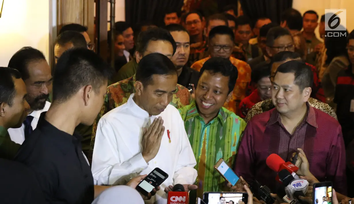 Presiden RI, Joko Widodo (kedua kiri) usai melakukan pertemuan dengan pimpinan partai politik pendukung di Pilpres 2019, Jakarta, Kamis (9/8). Pertemuan sekaligus menentukan Cawapres pendamping Jokowi di Pilpres 2019. (Liputan6.com/Helmi Fithriansyah)