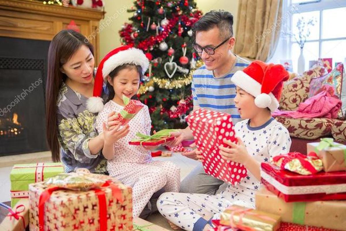 Ilustrasi keluarga bahagia merayakan natal.