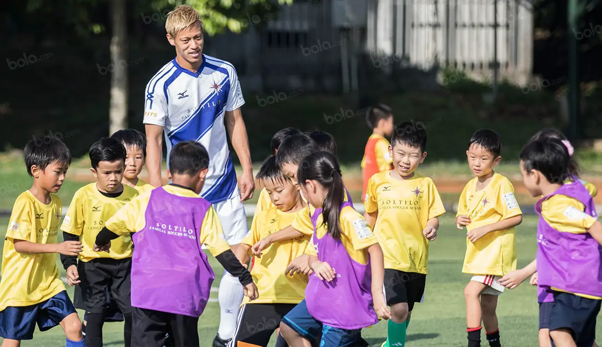 Pelatihan bersama Keisuke Honda itu diikuti oleh anak-anak Indonesia serta beberapa keturunan Jepang yang berusia sekitar 6-12 tahun. (Bola.com/Vitalis Yogi Trisna)
