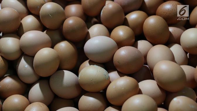 Telur ayam dijual di pasar tradisional di Jakarta, Kamis (6/12). Berdasarkan data PIHPS Nasional, harga telur ayam ras pada 5 Desember 2018 mencapai Rp 25.650/kg, naik Rp 4.500/kg (21,28%) dibanding 1 November. (Liputan6.com/Immanuel Antonius)