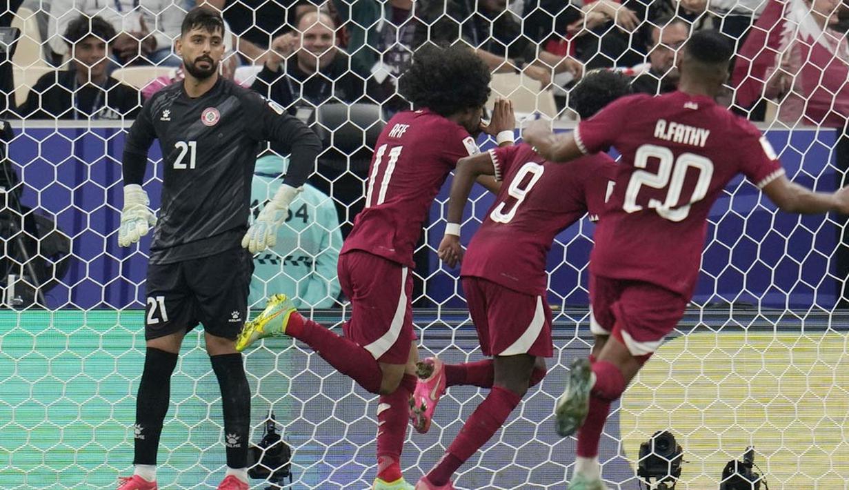 Kiper Lebanon, Mostafa Matar, hanya mampu termenung saat pemain Qatar berselebrasi di depan gawangnya pada babak penyisihan Grup A Piala Asia 2023 di Stadion Lusail, Jumat (12/1/2024).  Akram Afif memborong dua gol dan satu gol lagi disumbangkan oleh Almoez Ali. (AP Photo/Aijaz Rahi)