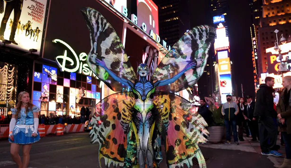 Si cantik Heidi Klum memakai kostum kupu-kupu saat perayaan pesta Halloween di New York, Amerika Serikat, Jumat (31/10/2014). (Dimitrios Kambouris/Getty Images for Heidi Klum/AFP)