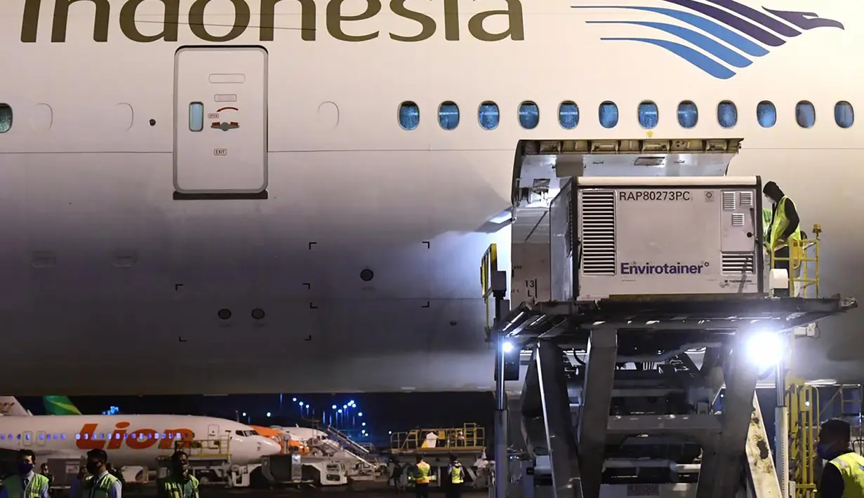 Pekerja menurunkan 1,2 juta dosis vaksin Covid-19  Sinovac di Bandara Soekarno Hatta Cengkareng, Banten (6/12/2020). Rencananya bahan baku curah vaksin juga akan segera tiba di Indonesia. (Handout/Indonesia Presidential Palace/AFP)