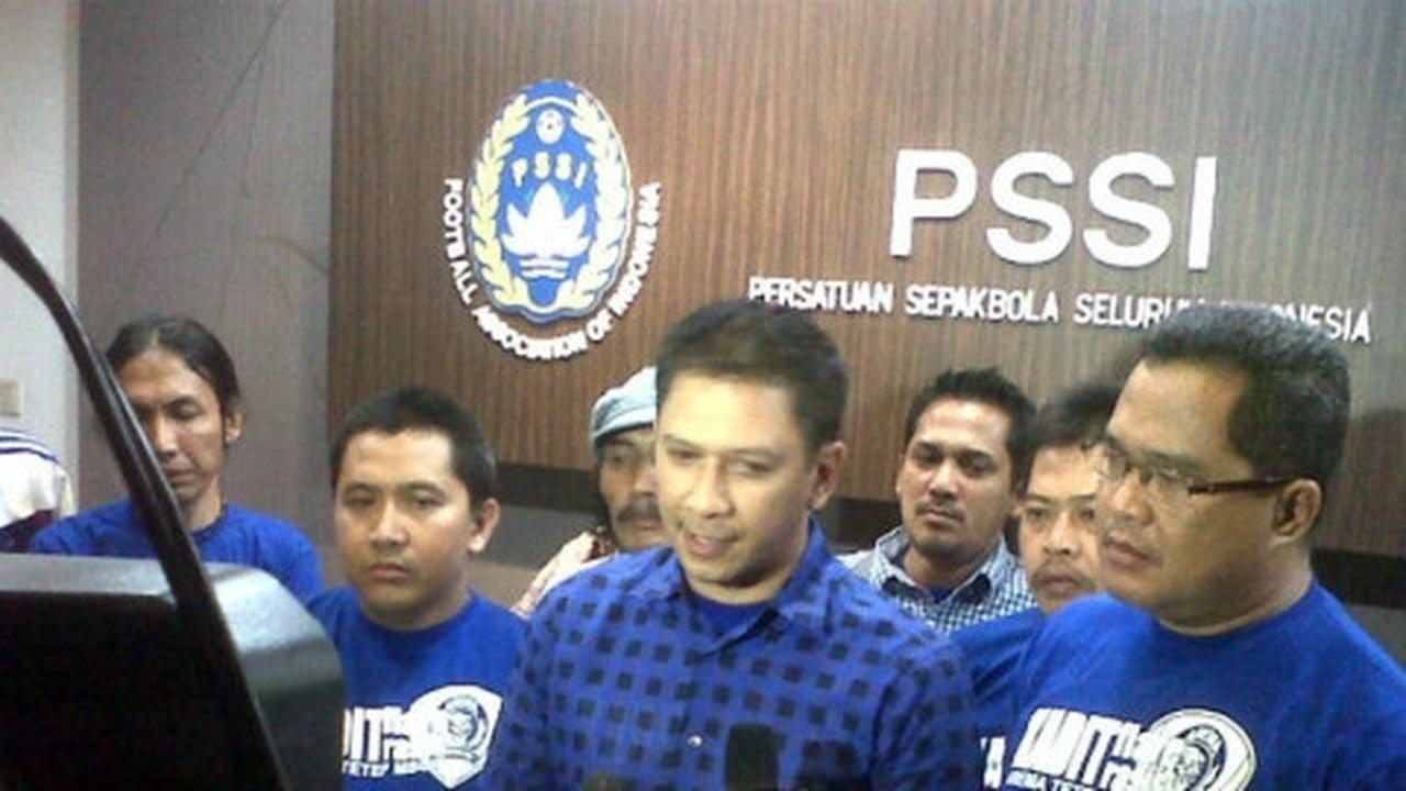Jajaran tim dan manajemen Arema antar Suharno ke peristirahatan tera