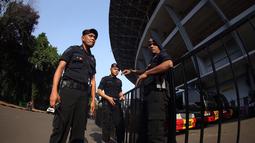 Polisi yang sebagai petugas keamanan Piala Presiden 2015 berjaga di komplek di Stadion Utama Gelora Bung Karno, Senayan, Jakarta, Sabtu (17/10/2015) pagi WIB. (Bola.com/Nicklas Hanoatubun)