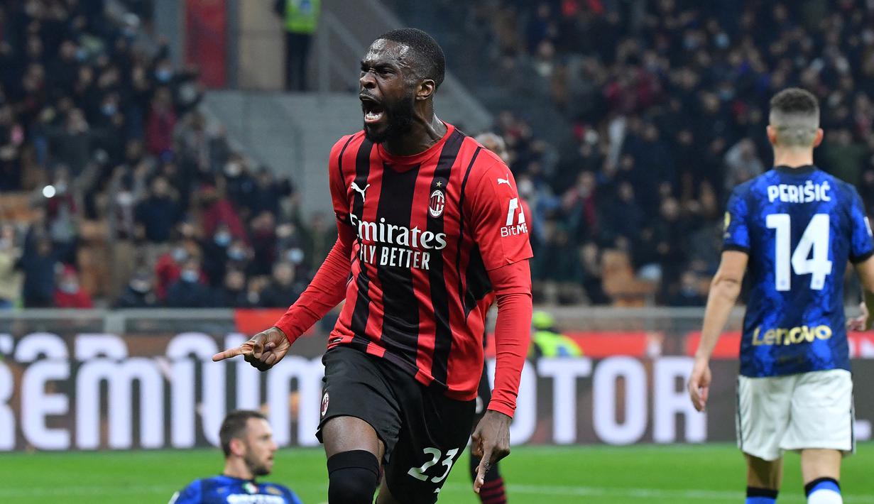Fikayo Tomori. Bek tengah Inggris berusia 24 tahun ini didatangkan AC Milan dari Chelsea pada Januari 2021 dengan status pinjaman. Langsung masuk skuat utama, ia tampil 17 laga di Liga Italia dengan torehan 1 gol. Pada musim 2021/2022 ini statusnya dipermanenkan oleh Rossoneri. (AFP/Tiziana Fabi)