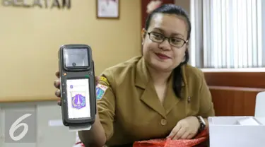 Petugas Sudin PP Jaksel menunjukaan alat electronic point of sales (e-pos), Jakarta, Selasa (16/2/2016). Untuk Jakarta Selatan dapat 1.300 unit alat e-pos. Kali ini baru kita distribusikan 365 unit ke wajib pajak. (Liputan6.com/Yoppy Renato)