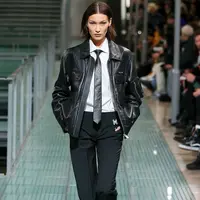 Di hari Raya Idul Fitri, Bella Hadid yang memiliki keluarga muslim turut memberikan ucapan selamat lebaran. Lewat unggahan di akun Instagramnya, Bella pun menulis kenangan lebarannya bersama sang ayah di waktu kecil. (Instagram/bellahadid)