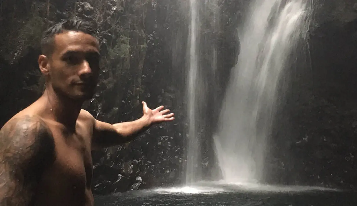Selain berwisata ke laut, pemain Persija saat Piala Jenderal Sudirman itu juga menyempatkan diri melancong ke air terjun di bali. (Dok Pribadi)