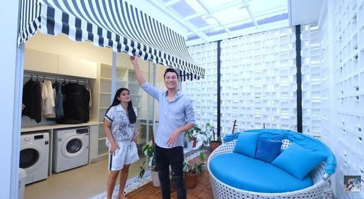 5 Potret Mushola Semi Outdoor dan Ruang Cuci di Rumah Titi Kamal, Minimalis Modern
