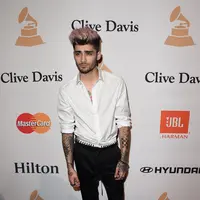 Sebagai salah satu pelaku public figur tentunya penampilan harus sempurna secara head to toe. Berbeda dengan Zayn Malik, dirinya mengalami bad day hingga salah memakai sepasang sepatu, kok bisa?. (AFP/Bintang.com) 