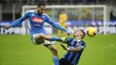 Striker Inter Milan, Lautaro Martinez, terjatuh saat berebut bola dengan bek Napoli, Kostas Manolas, pada laga semifinal Coppa Italia di Stadion Giuseppe Meazza, Rabu (12/2/2020). Inter Milan takluk 0-1 dari Napoli. (AP/Luca Bruno)