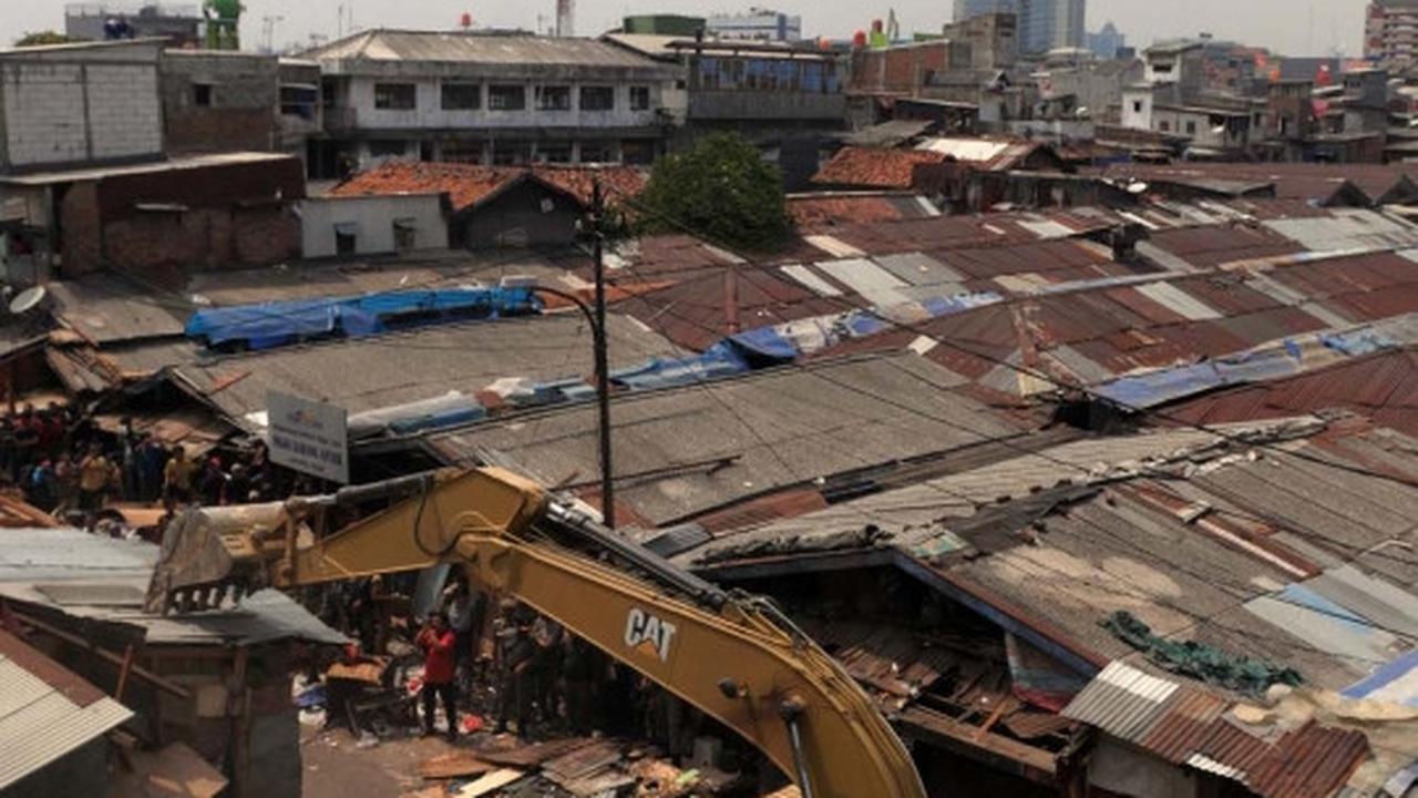 Tanggulangi banjir, 216 lapak di Pasar Karang Anyar dibongkar