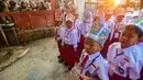 Murid baru kelas satu saat mengikuti pelaksanaan MPLS (Masa Pengenalan Lingkungan Sekolah) di SDN Meruyung, Depok, jawa Barat, Senin, 13 Juli 2007. (KLY/ Arie Basuki)