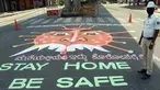 Petugas kepolisian India berdiri disamping grafiti yang mengilustrasikan virus  corona di Bangalore (3/4/2020). Grafiti tersebut dibuat untuk meningkatkan kesadaran masyarakat agar mematuhi lockdown yang diberlakukan pemerintah India  sebagai langkah pencegahan COVID-19. (Xinhua/Stringer)