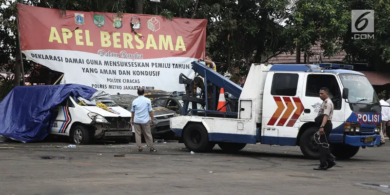 Evakuasi Mobil Rusak Sisa Penyerangan Polsek Ciracas