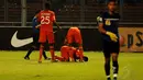 Pemain tengah Persija, Ramdani Lestaluhu melakukan sujud syukur usai berhasil menjebol gawang Persik dalam laga lanjutan ISL di stadion GBK Jakarta, (30/5/2014). (Liputan6.com/Helmi Fithriansyah)