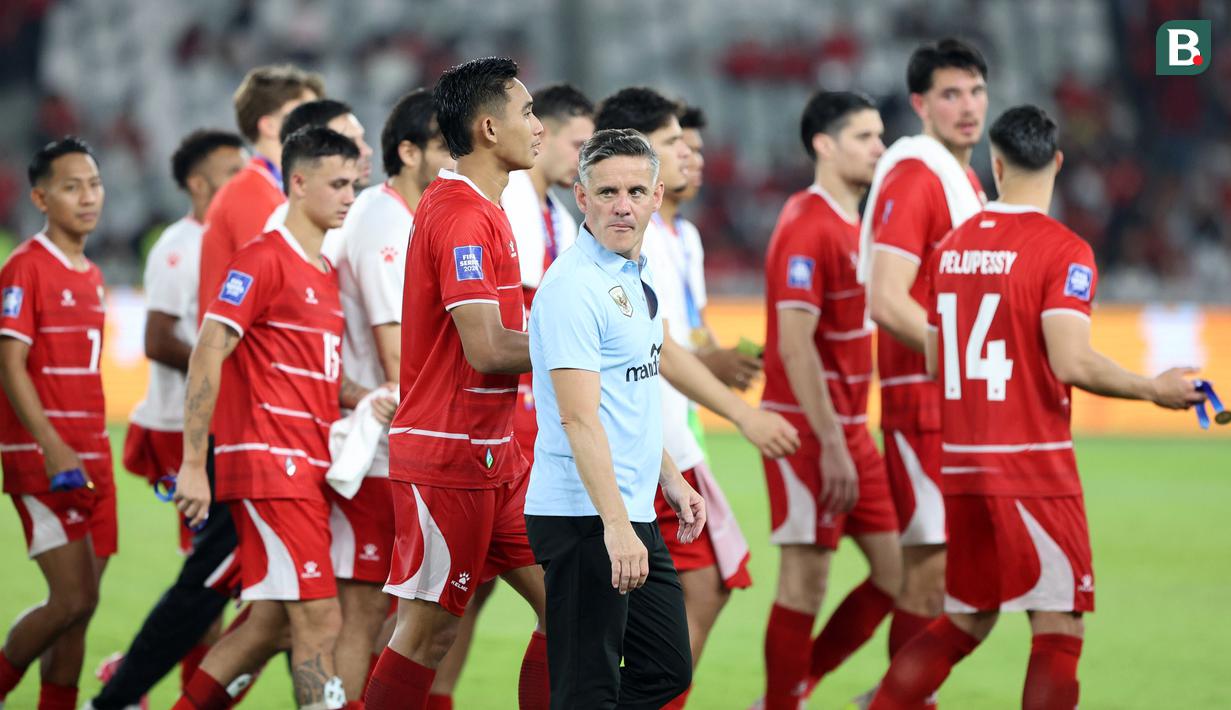 Pelatih kepala John Herdman bersama para pemain Timnas Indonesia berjalan meninggalkan podium setelah menerima medali runner up saat FIFA Series 2026 di tadion Utama Gelora Bung Karno, Senayan, Jakarta, Senin (30/03/2026). (Bola.com/M Iqbal Ichsan)