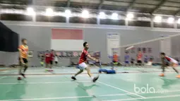 Aksi pemain bulutangkis Ganda Putra, Muhammad Rian Ardianto mengembalikan kok saat berlatih di Cipayung, Jakarta Timur, Kamis (2/3/2017). (Bola.com/Nicklas Hanoatubun)
