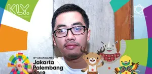Antusias Dennis Adhiswara beri dukungan untuk atlet bulutangkis Indonesia yang akan bertanding hari ini di babak final.