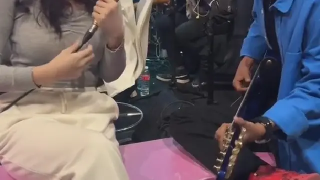 Skill Gitar Fajar Sadboy Bikin Livy Renata Terpesona (credit: Tiktok/justag.4.me)