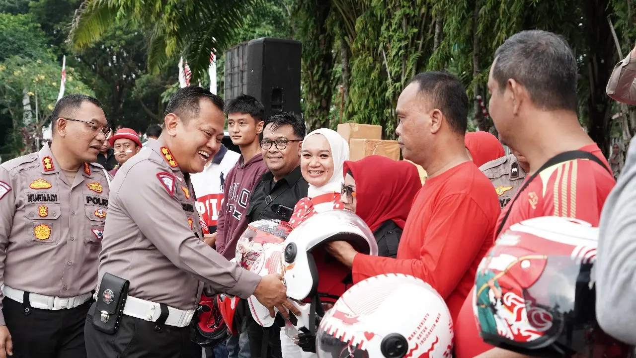 Direktorat Lalu Lintas (Ditlantas) Polda Riau menggelar acara lomba desain helm merah putih dan pawai safety riding,
