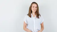 Kemeja Putih Jadi Fashion Item Andalan, Intip Inspirasi Padu Padannya