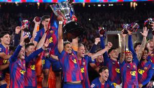 Ronald Araujo dari Barcelona mengangkat trofi setelah mengalahkan Real Madrid dengan skor 2-0 untuk menjuarai Liga Spanyol (La Liga) dengan tiga pertandingan tersisa, di Barcelona, Spanyol, Minggu, 10 Mei 2026. (AP Photo/Joan Mateu Parra)