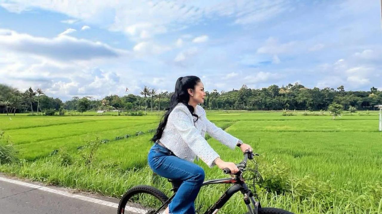 Potret Kris Dayanti Gowes di Plataran Heritage Borobudur, Pamer Look Simpel Tapi Elegan