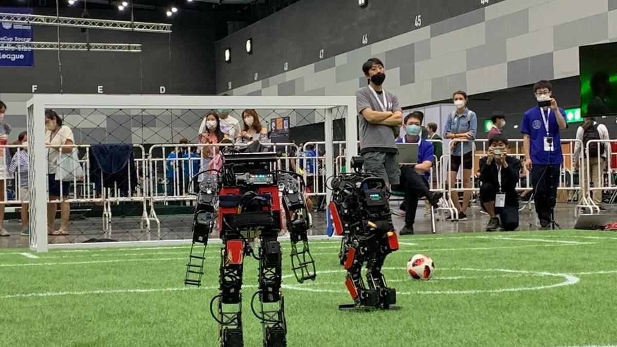 Robot 'Pemain Sepak Bola' Humanoid ITS Berhasil Cetak Gol Hingga Raih