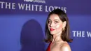 Aubrey Plaza berpose saat menghadiri Premiere Musim 2 Los Angeles Seri Asli HBO "The White Lotus" di Goya Studios di Los Angeles, California pada 20 Oktober 2022. Plaza memakai lipstik berwarna merah seperti gaun yang dikenakan. (Amy Sussman/Getty Images/AFP)