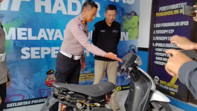 Kasat lantas Polres Garut Iptu Aang Andi Suhandi bersama Juru bicara Polres Garut Ipda Susilo Adhi Prasetya, menunjukan barang bukti kendaraan roda dua tanpa plat nomor dan berknalpot brong. (Liputan6.com/Jayadi Supriadin)
