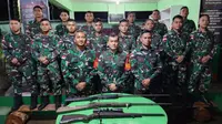 Personel Satgas Pamtas RI-PNG foto bersama tiga pucuk senjata api yang diserahkan langsung oleh simpatisan TPN-OPM