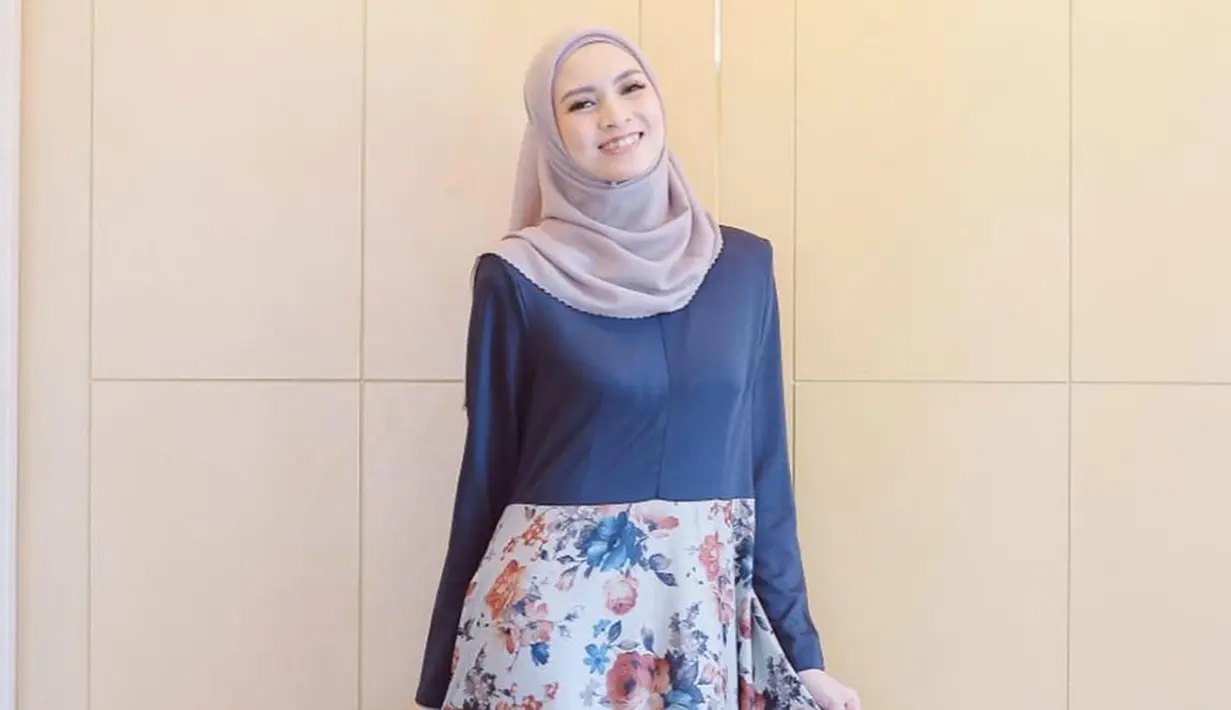 Donita yang menikah dengan artis Adi Nugroho pada 2014 lalu, telah dikaruniai dua anak bernama Svarga dan Parvaiz. (Liputan6.com/IG/@donitabhubiy)