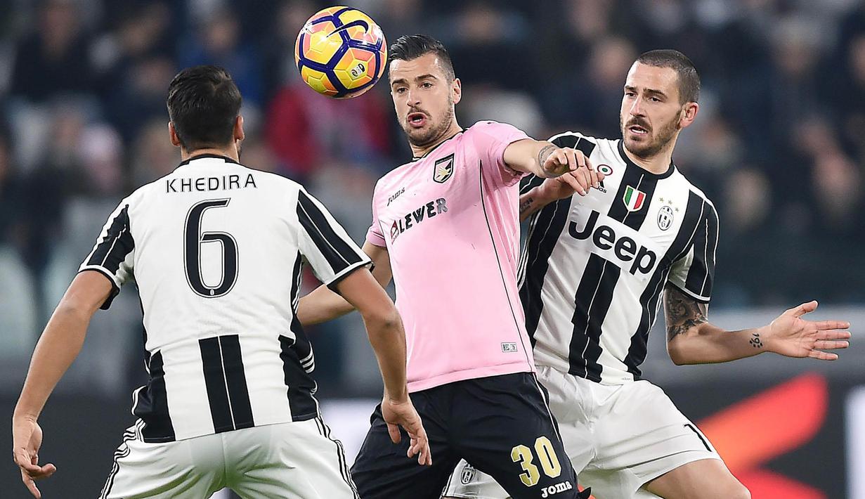 Striker Palermo, Ilija Nastirovski, berusaha lepas dari hadangan bek Juventus, Leonardo Bonucci. Pada laga ini Juventus memakai formasi 4-2-3-1, sementara Palermo menggunakan skema 4-3-3. (EPA/Alessandro Di Marco)