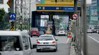 Kendaraan memasuki area gerbang tol Semanggi 2, Jakarta, Selasa (14/3). Pelaksanaan program pembayaran tol non tunai akan dilakukan secara bertahap hingga mencapai 100 persen pada akhir tahun ini. (Liputan6.com/Faizal Fanani)