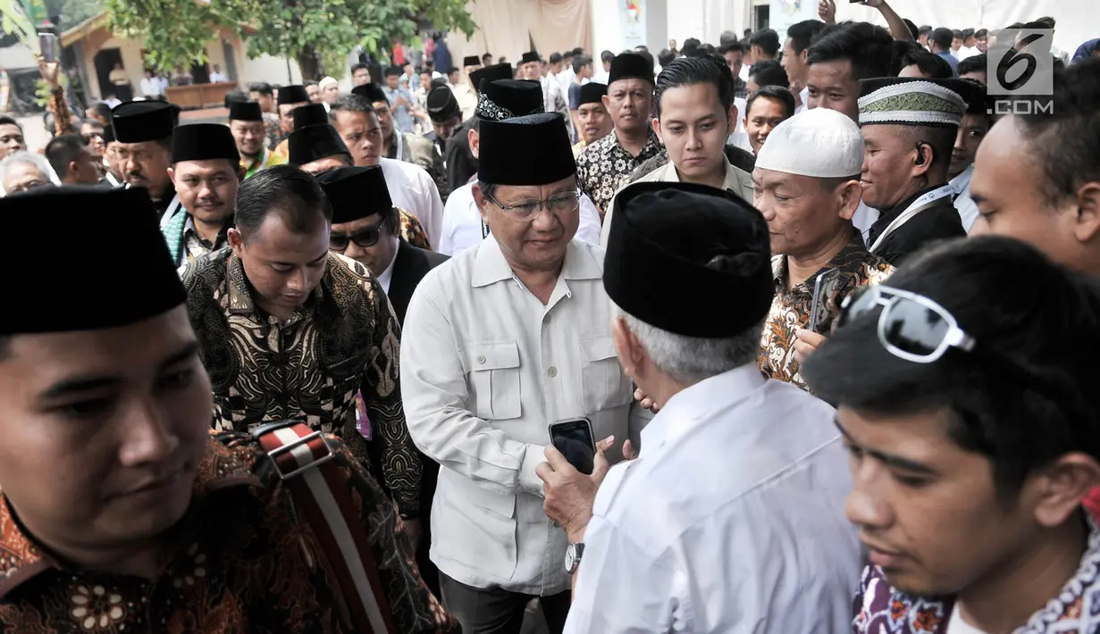 Calon presiden nomor urut 02 Prabowo Subianto menyalami peserta Rakernas LDII di Pondok Gede, Jakarta, Kamis (11/10). Kehadiran Prabowo untuk memberi pembekalan dalam pertemuan anggota LDII se-Indonesia. (Merdeka.com/Iqbal Nugroho)