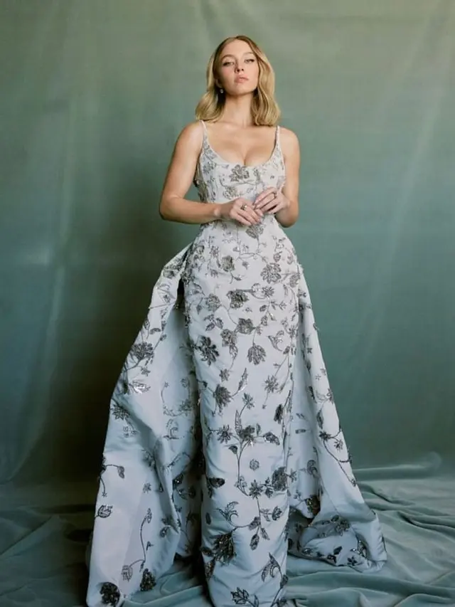 8 Potret Artis Berbusana Terbaik di Emmy Awards 2022, Zendaya hingga Elle Fanning