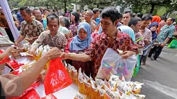 Pegawai antri untuk membeli minyak goreng murah Bazar Rakyat di lapangan parkir Kementerian Luar Negeri, Jakarta.(19/08). Bazar berlangsung bertepatan dengan ulang tahun Kementerian Luar Negeri ke-71. (Liputan6.com/Angga Yuniar)