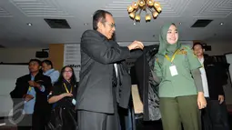 Salah satu Pimpinan KPK, Zulkarnain (kiri) saat memakaikan jaket anti korupsi dalam acara Workshop di gedung KPK, Jakarta, Kamis (12/11/2015). Kpk ingin tanamkan mental pemilih yang berintegritas. (Liputan6.com/Helmi Afandi) 