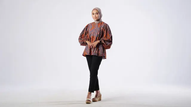 Kombinasi Puff Sleeve dan Kain Batik Klasik/Ilustrasi gambar oleh AI