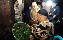 Mengunjungi Surga Lontong di Banyuwangi, Warga Kompak Bikin Puluhan Ribu Lontong Omzetnya Capai Rp42 Juta per Hari