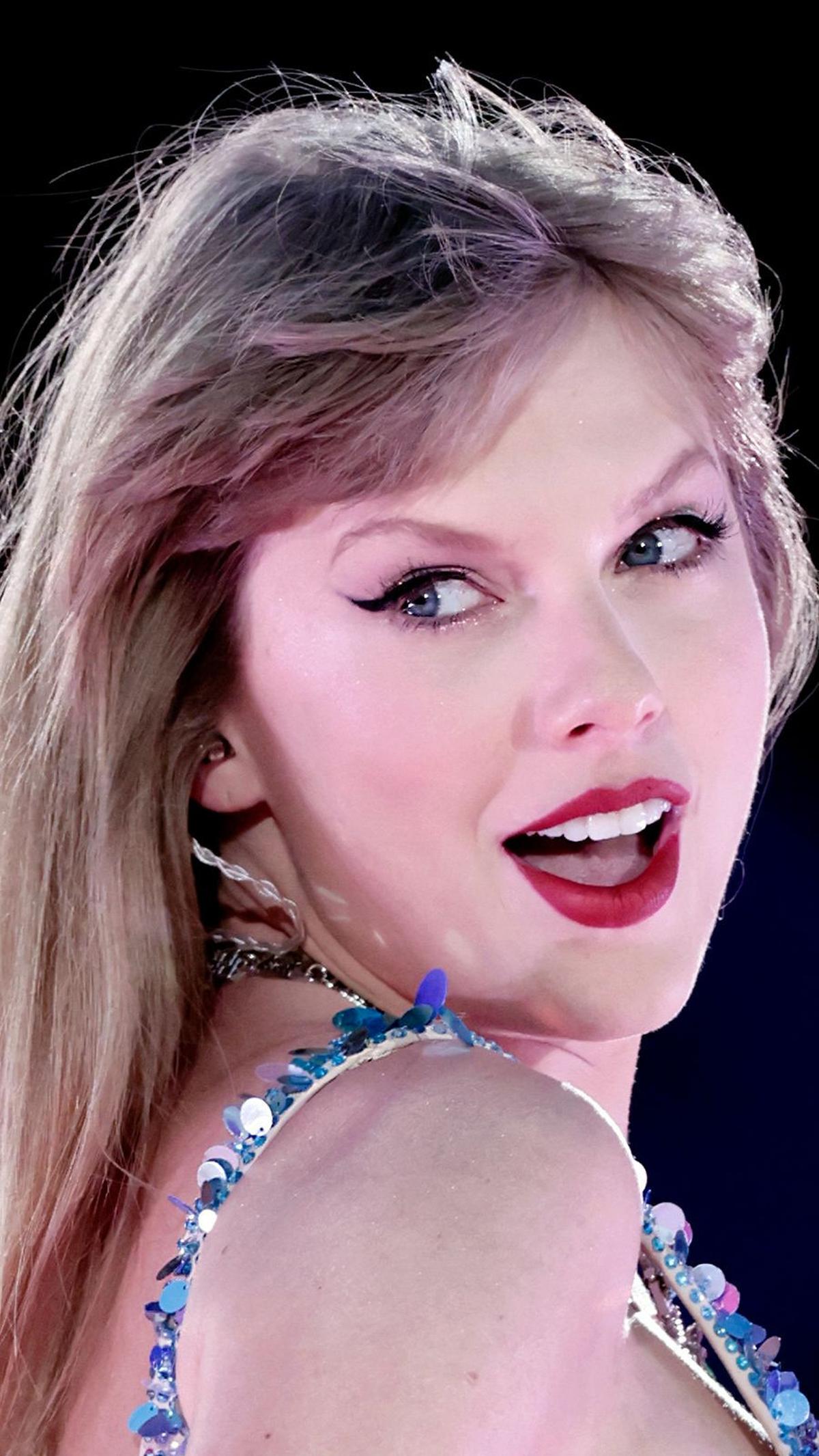 Taylor Swift terus menghadirkan kejutan bagi para Swifties, dan ini adalah salah satu cara yang unik untuk mengungkapkan rasa terima kasihnya kepada para penggemarnya.