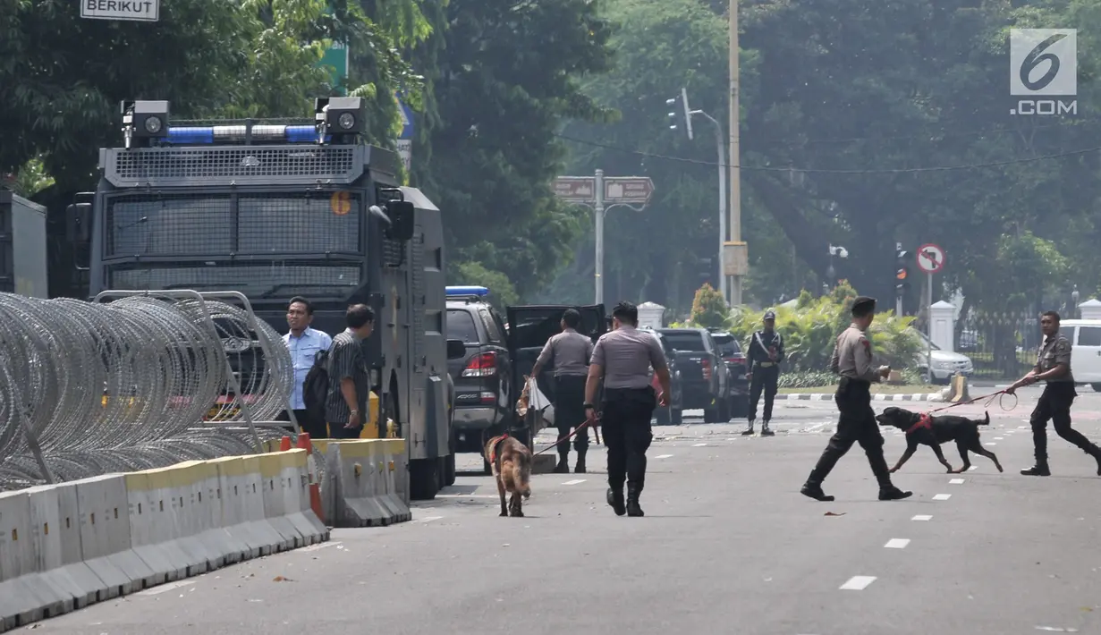 Personel kepolisian saat berjaga di depan Gedung Mahkamah Konstitusi (MK), Jakarta, Rabu (26/6/2019). Kepolisian memperketat penjagaan di sekitar Gedung MK dengan kawat berduri, kendaraan lapis baja, serta ratusan personel. (merdeka.com/Iqbal S. Nugroho)